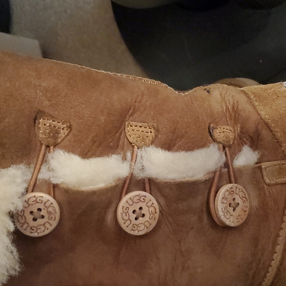 Girls Ugg Chestnut boots - Picture 3 of 4